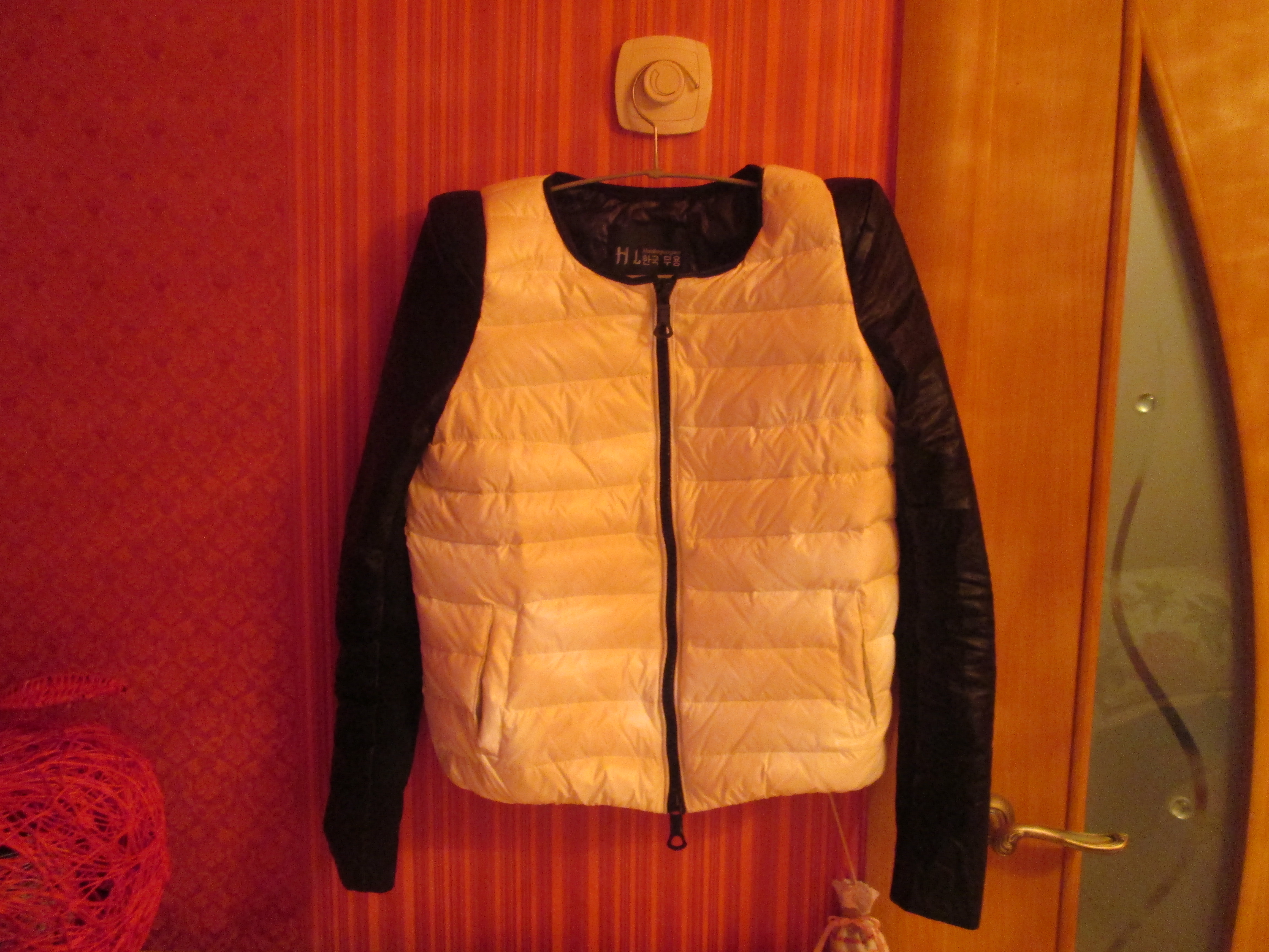 Куртка осень авито. Куртка комбинированная. Кожаная куртка с трикотажными рукавами. Комбинированные куртки женские из кожи и ткани. Куртка комбинированная с трикотажем.